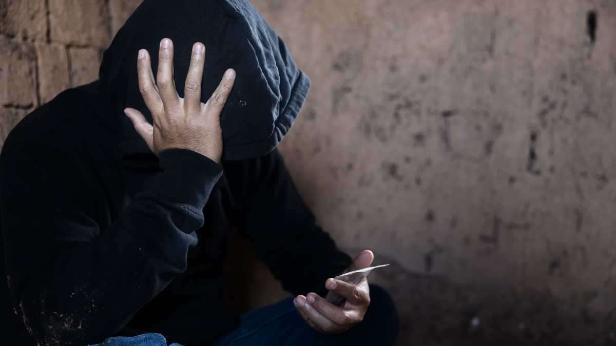 Come riconoscere i segnali iniziali di tossicodipendenza in un figlio adolescente